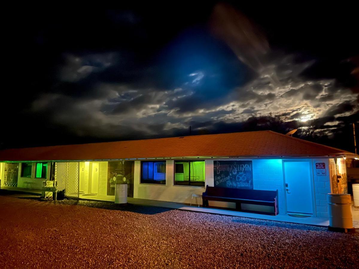 The Aztec Motel & Creative Space Seligman Exteriör bild