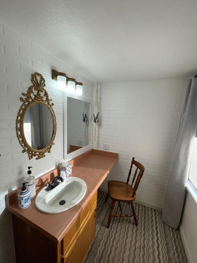 The Aztec Motel & Creative Space Seligman Exteriör bild