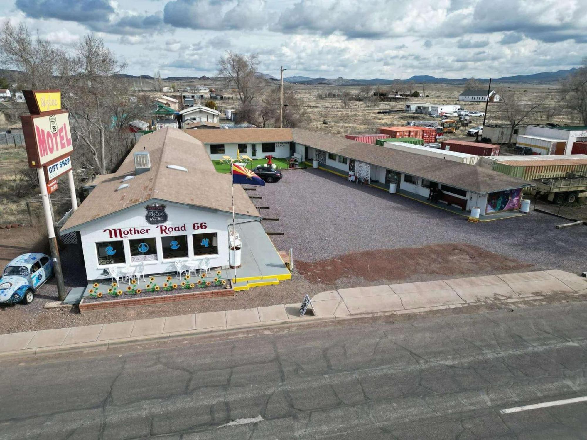 The Aztec Motel & Creative Space Seligman Exteriör bild